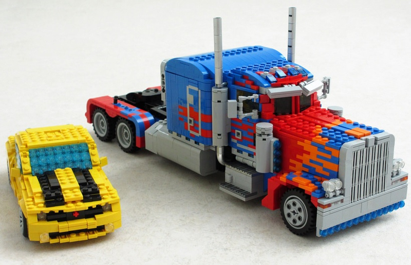 Illustration for article titled Esta réplica de Optimus Prime en Lego se puede transformar en robot